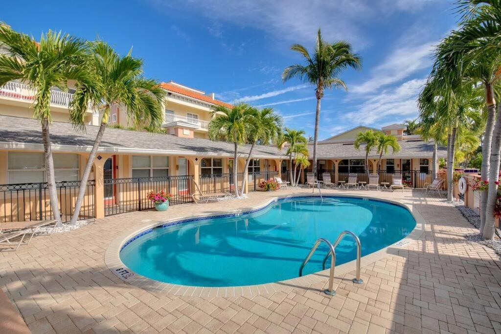 Walk To The Beach And Restaurants! - Coconut Villa'S Suite 2 St. Pete Beach Esterno foto
