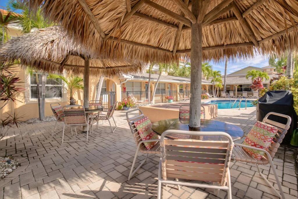 Walk To The Beach And Restaurants! - Coconut Villa'S Suite 2 St. Pete Beach Esterno foto